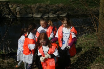 Girls Scouts Partnering in the clean-up